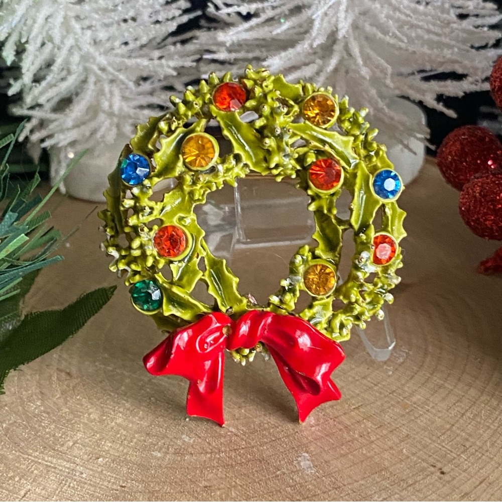 VTG- ART- Sparkling Enamled Holiday Wreath Brooch- 1960s